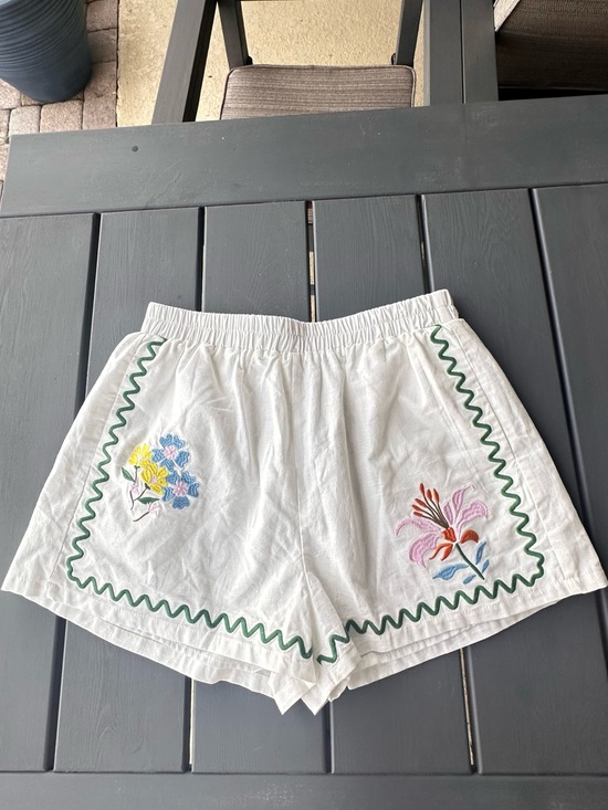 Mable Pants - Amable by Mabel White High-Waist Embroidered Floral Shorts with Green Trim Sz L